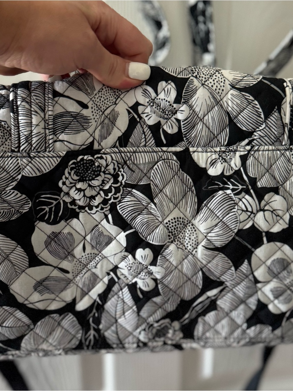 Vera Bradley Small Travel Duffle In Bedford Blooms Black & White Floral NWT - Picture 3 of 7